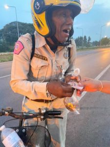 Warga emas nekad kayuh basikal ratusan kilometer balik kampung setelah diberhentikan kerja
