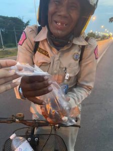 Warga emas nekad kayuh basikal ratusan kilometer balik kampung setelah diberhentikan kerja