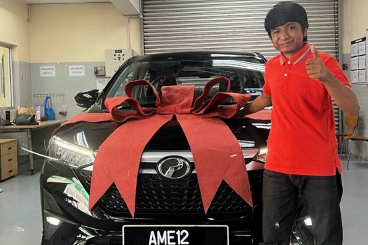 Meniaga air tepi jalan je, Amir Raja lawak kini berjaya miliki Perodua Alza baharu Meniaga air tepi jalan je, Amir Raja lawak kini berjaya miliki Perodua Alza baharu