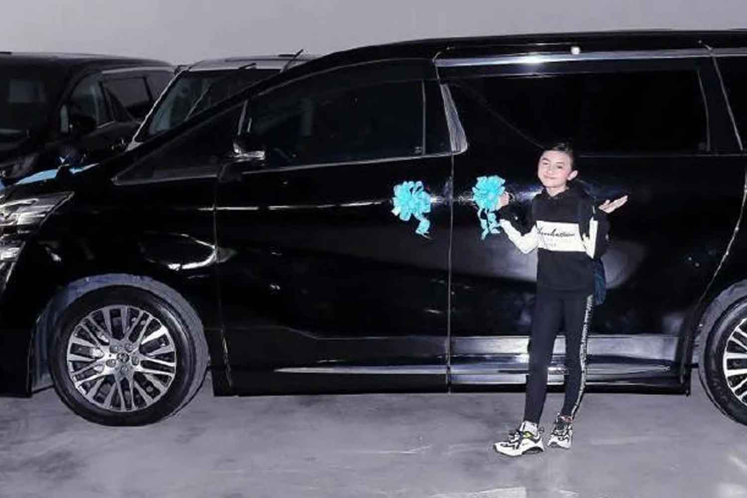 Penyanyi cilik Alyssa dah mampu beli Vellfire di usia 12 tahun