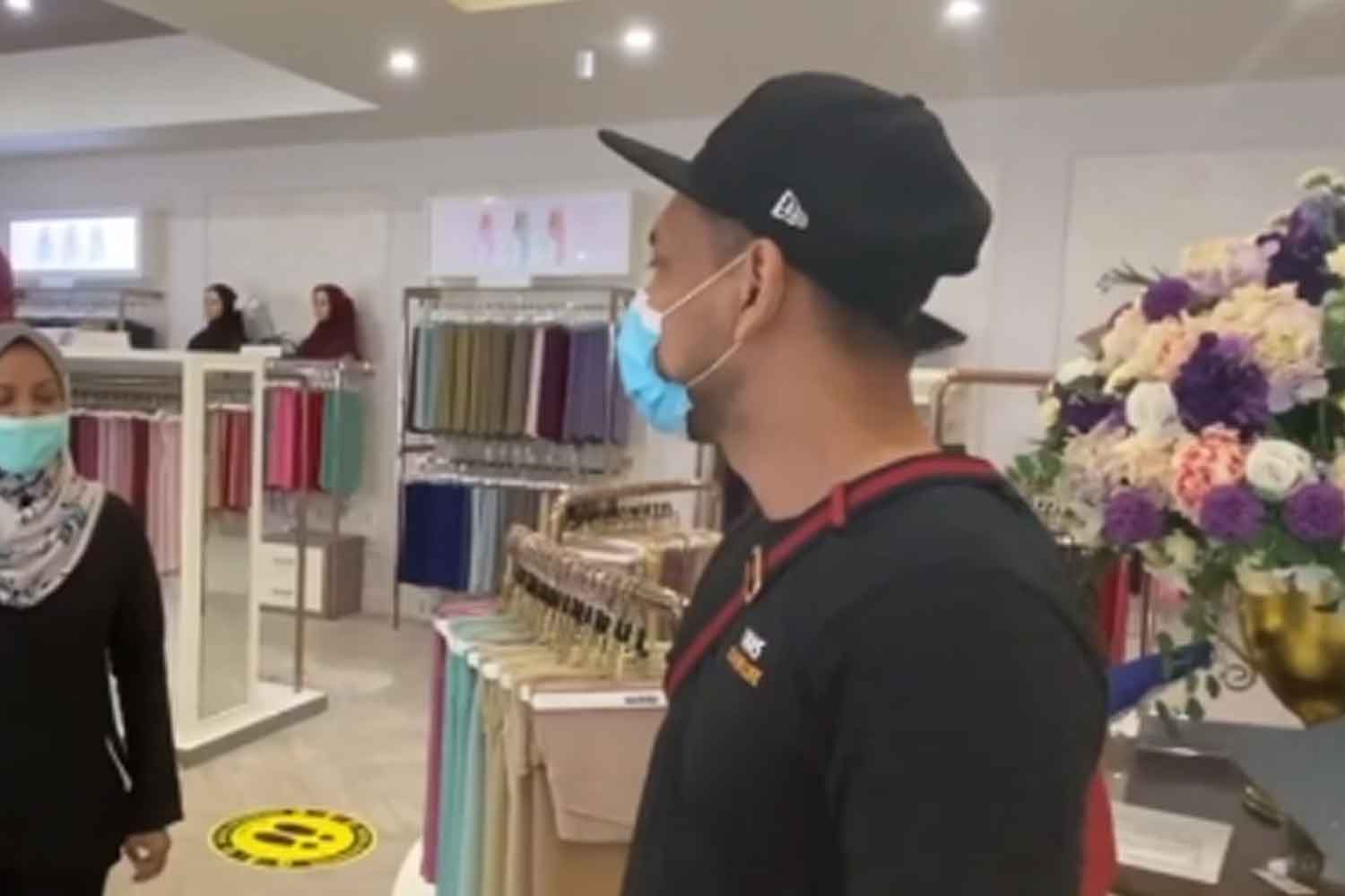 Akhirnya bakal tamatkan status 'single', Zizan beli 3 helai tudung mahal untuk siapalah tu?