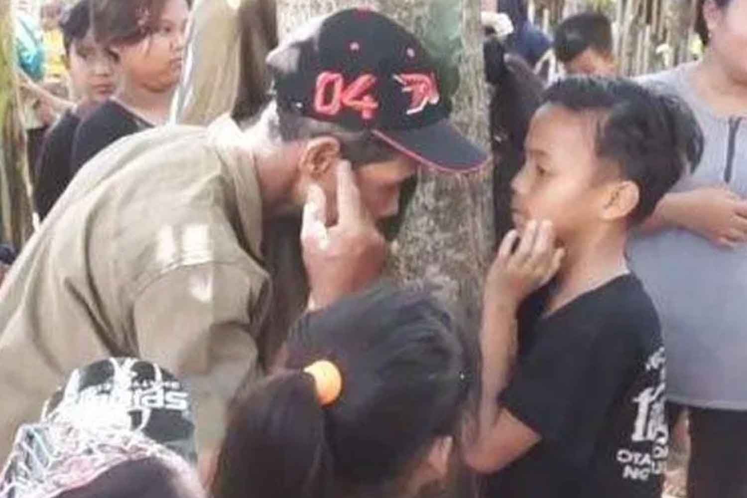 Penduduk kampung ini terkejut tiba-tiba pokok keluarkan suara budak menangis di siang hari