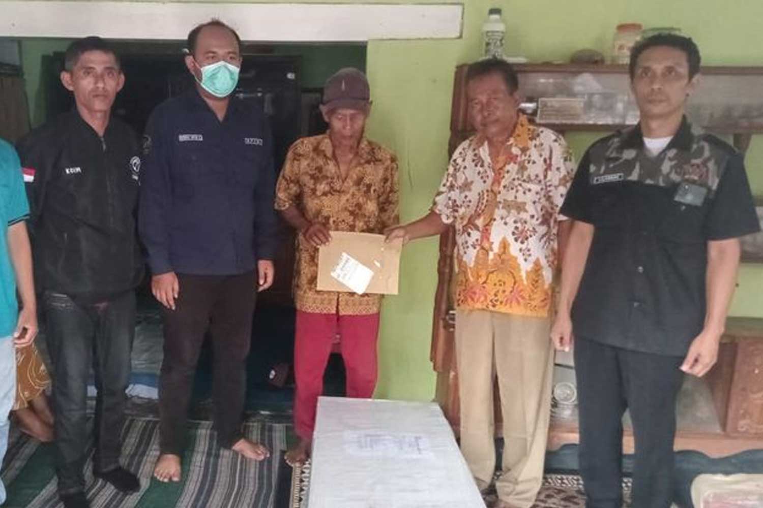 Gara-gara ibu buta huruf, anak hanya mampu tatap jenazah ibu selepas 25 tahun tak jumpa undang sebak netizen