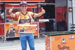 Berjalan kaki sejauh 10 kilometer setiap hari, lelaki ini berjaya raih RM100,000 dengan hanya jual karipap je!