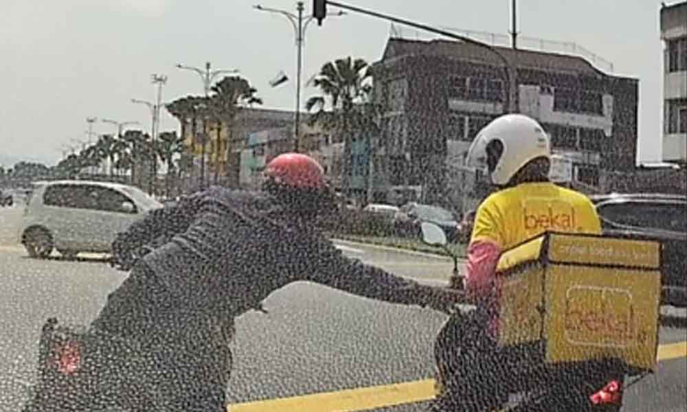 Rider bawa anak ketika hantar order, reaksi motor sebelah buat netizen terharu