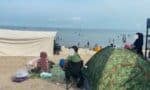 Wanita terjumpa satu keluarga ‘tertutup hijab’, selamba pacak khemah besar depan pantai